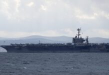 Les Houthis du Yémen ont de nouveau attaqué le porte-avions USS Harry S. Truman en mer Rouge, perturbant une « opération à grande échelle » contre le Yémen. Le porte-avions USS Harry S. Truman, ici amarré près de Split, en Croatie, le 14 février 2022. — © Darko Bandic / keystone-sda.ch