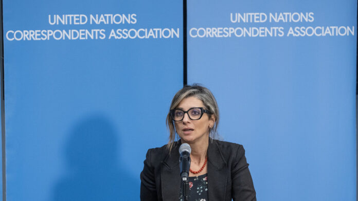 Le Rapporteur spécial des Nations unies pour la Palestine appelle à un boycott médical mondial contre Israël Dans une déclaration relayée par plusieurs médias, Francesca Albanese a accusé Israël de mener un «génocide» à Gaza. Elle appelle les professionnels de santé du monde entier à rompre leurs liens avec l’Éta hébreu en réponse à la destruction du système de santé palestinien et à l’arrestation controversée du docteur Hussam Abu Safiya. Lundi 30 décembre 2024, le Rapporteur spécial des Nations unies pour la Palestine, Francesca Albanese, a publié un appel clair sur le réseau social X: «J'exhorte les professionnels de la santé du monde entier à chercher à rompre tous les liens avec Israël comme moyen concret de dénoncer avec force la destruction totale par Israël du système de santé palestinien à Gaza, un outil essentiel de son génocide en cours», a-t-elle indiqué. Cette déclaration intervient dans un contexte où les infrastructures médicales de Gaza sont systématiquement ciblées par les frappes israéliennes, exacerbant une crise humanitaire déjà désastreuse.