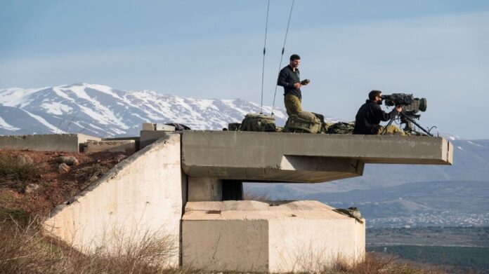 Depuis la chute de l’ancien régime syrien, l’entité sioniste poursuit sa politique de destruction de l’arsenal syrien en bombardant les sites militaires syriens, et de confiscation des territoires du sud syrien, dont les plus riches en ressources hydrauliques. À l’aube de ce vendredi, les médias syriens ont rapporté que des raids aériens israéliens ont frappé une usine et un laboratoire du ministère syrien de la Défense dans la province est de la ville d’Alep au nord de la Syrie. Ils étaient affiliés au centre de recherche scientifique de la province d’Alep. Leur destruction a provoqué un séisme de 2,5 degrés. Jeudi, les médias israéliens ont rendu compte de raids israéliens sur la position Tal Chahim, situé à 30 km au sud de Damas. De fortes explosions ont été entendues dans la province ouest de la capitale. Cette position qui surplombe les deux gouvernorats de Quneitra et de Damas requiert son importance dans la province sud de Damas du fait qu’elle contenait entre autres des centres de communication et des radars ainsi que des entrepôts de missiles et de projectiles anti blindés. En même temps, Israël qui s’est désengagé des accords de désengagement de 1974 a laissé libre champ à ses convoitises dans ce pays où les confiscations de territoires continuent. Sur les 600 km2 de territoires syriens occupés dans les provinces du sud de la Syrie, notamment dans les gouvernorats de Deraa et Quneitra, certains sont les plus riches en ressources hydrauliques. Jeudi 2 janvier, les forces d’occupation ont occupé le barrage al-Mantara, dans la province de Quneitra, qui est le plus important dans le sud. Elles avaient auparavant occupé cinq plans d’eau, dont le barrage de l’Unité, dans le bassin de Yarmouk ainsi que les barrages Raqad et al-Bakar al-Gharbi. Des sources locales rapportent que des patrouilles israéliennes entrent tous les jours dans les deux villages à majorité druze, Aarna et Rimat, situés au sud-ouest de Damas, pour superviser les sources d’eau dans cette région. Patrouille de l'occupation israélienne dans la ville Baath Patrouille de l’occupation israélienne dans la ville Baath Par ailleurs, les forces israéliennes se comportent dans ces régions en conquérants. Elles ont établi 11 points de contrôle dans les deux gouvernorats de Quneitra et de Deraa et imposent leurs lois à leurs habitants. Tous les travailleurs agricoles sont tenus de remettre leur carte d’identité avant de se rendre vers leurs terres puis de les reprendre en rentrant. Selon des sources locales, une patrouille de l’armée israélienne a obligé des éléments d’une patrouille de l’Administration militaire du régime en place à descendre de leur voiture dans les confins de la ville al-Baath au centre du gouvernorat de Quneitra. Après les avoir plaqués au sol et vérifié leur carte d’identité, les soldats de l’occupation leur ont fait part qu’il n’accepteront pas que des éléments palestiniens du camp d’al-Yarmouk qui avaient rejoint les rangs du front al-Nosra puissent venir dans cette zone. La situation sécuritaire dans le sud syrien est chaotique. Il est question que 69 syriens dont 33 civils ont été tués depuis le renversement de Bachar al-Assad. 10 tués ont succombé dans le pilonnage d’artillerie israélien. D’autres ont péri dans des combats entre des éléments locaux. Dans la nuit de mercredi à jeudi, 3 syriens ont été tués dans les périphéries sud de Deraa suite à des accrochages avec les garde-frontières jordaniens qui les ont empêchés de rentrer au nord de la Jordanie.