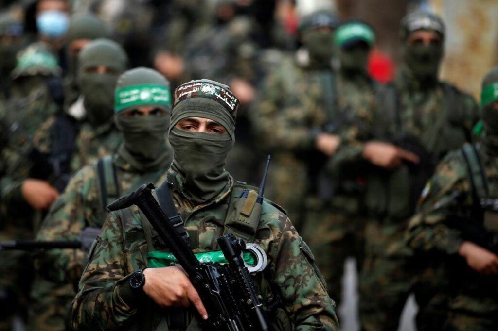 Les États-Unis ont fourni au régime israélien plus de 22 milliards de dollars de soutien militaire depuis octobre 2023, lorsque Tel-Aviv a lancé sa guerre génocidaire contre la bande de Gaza. L’Institut international de recherche sur la paix de Stockholm (SIPRI) a annoncé ce chiffre stupéfiant dans un rapport publié le mardi 31 décembre, affirmant que les États-Unis avaient fourni les armes nécessaires aux agressions dans toute la région de l’Asie de l’Ouest (Moyen-Orient), notamment à Gaza, au Liban et en Syrie. Tout au long de l’année 2023, le soutien militaire de Washington à Tel-Aviv a augmenté de 78 %. Au cours des quatre années qui ont précédé cette augmentation, Washington a fourni 69 % du matériel militaire du régime. Au cours des 23 jours qui ont suivi le début de l’assaut militaire brutal du régime contre Gaza et de son agression meurtrière contre le Liban, les États-Unis ont fourni au régime plus de 10 000 tonnes d’armes d’une valeur de 2,4 milliards de dollars. Les livraisons d’armes ont atteint le chiffre de 50 000 tonnes en août 2024. Le transport s’est fait vers le régime à bord de centaines d’avions et de navires. Le matériel comprenait toute une gamme d’armes létales, notamment des missiles pour le système Dôme de fer, des bombes guidées avec précision, des hélicoptères de transport lourd CH-53, des hélicoptères Apache AH-64 et des obus d’artillerie de 155 mm, ainsi que des munitions anti-bunker et des véhicules blindés. Ce flux incessant d’armes est survenu alors même que la guerre se poursuivait, engendrant la mort de plus de 45 500 Palestiniens, principalement des femmes et des enfants, soit 6 % de la population de Gaza, et que l’agression contre le Liban portait à plus de 3 960 le nombre des martyrs. Washington a dépensé près de 17,9 milliards pour alimenter la machine de guerre israélienne et ses tueries à Gaza, en Cisjordanie et au Liban. Les États-Unis ont ainsi déboursé près de 4 milliards de dollars pour le renouvellement des systèmes anti-missiles du Dôme de fer et de la Fronde de David ; 1,2 milliard pour le développement d’un nouveau système de défense ; 3,5 milliards pour des systèmes de défense avancés ; 1 milliard pour la production de munitions d’artillerie, de bio-munitions et d’armes chimiques ; 4,4 milliards pour le renouvellement des stocks de munitions. En plus de ces 14,1 milliards d’aide, ‘Israël’ a également reçu l’aide militaire de 3,8 milliards que les États-Unis lui versent tous les ans depuis 2019. Au total, Washington a fourni au régime sioniste 310 milliards de dollars d’aide militaire et économique, qui a été régulièrement ajustée en fonction de l’inflation, selon le Council on Foreign Relations (CFR), un groupe de réflexion américain. Avant 2023, l’aide militaire à elle seule s’élevait à 3,8 milliards de dollars par an. En 2024, les États-Unis ont autorisé plus de 100 contrats d’armement pour le régime d’Israël, afin de soutenir ses systèmes de défense antimissile et de reconstituer ses stocks, malgré l’examen minutieux de l’impact sur les populations civiles de Gaza.