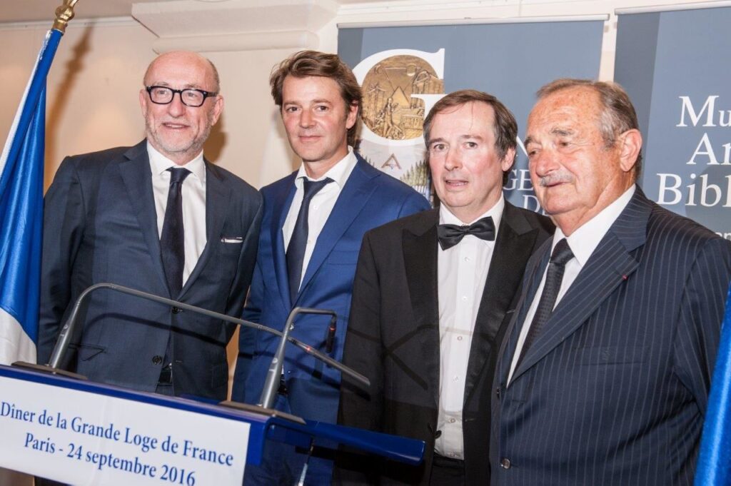 Le dîner de la Grande Loge de France est maintenant une institution bien établie et l’un des dîners les plus attendus de la rentrée à Paris.Il a eu lieu le dimanche 24 septembre dernier en l’Hôtel de la Grande Loge de France, rue Puteaux à Paris et a rassemblé de nombreuses personnalités des arts, du spectacle, de la politique, mais aussi des universitaires, philosophes, sociologues, théologiens, académiciens de renom.Philippe Charuel Grand Maître de la Grande Loge de FranceC'est Philippe Charuel, Grand Maître de la Grande Loge de France, qui a accueilli fraternellement les 200 convives de ce dîner.Le premier dîner avec eu lieu en septembre 2011 à l’initiative du Grand Maître d’alors, Alain-Noël Dubart (présent dimanche) et a été poursuivi par le passé Grand Maître Marc Henry (présent également).