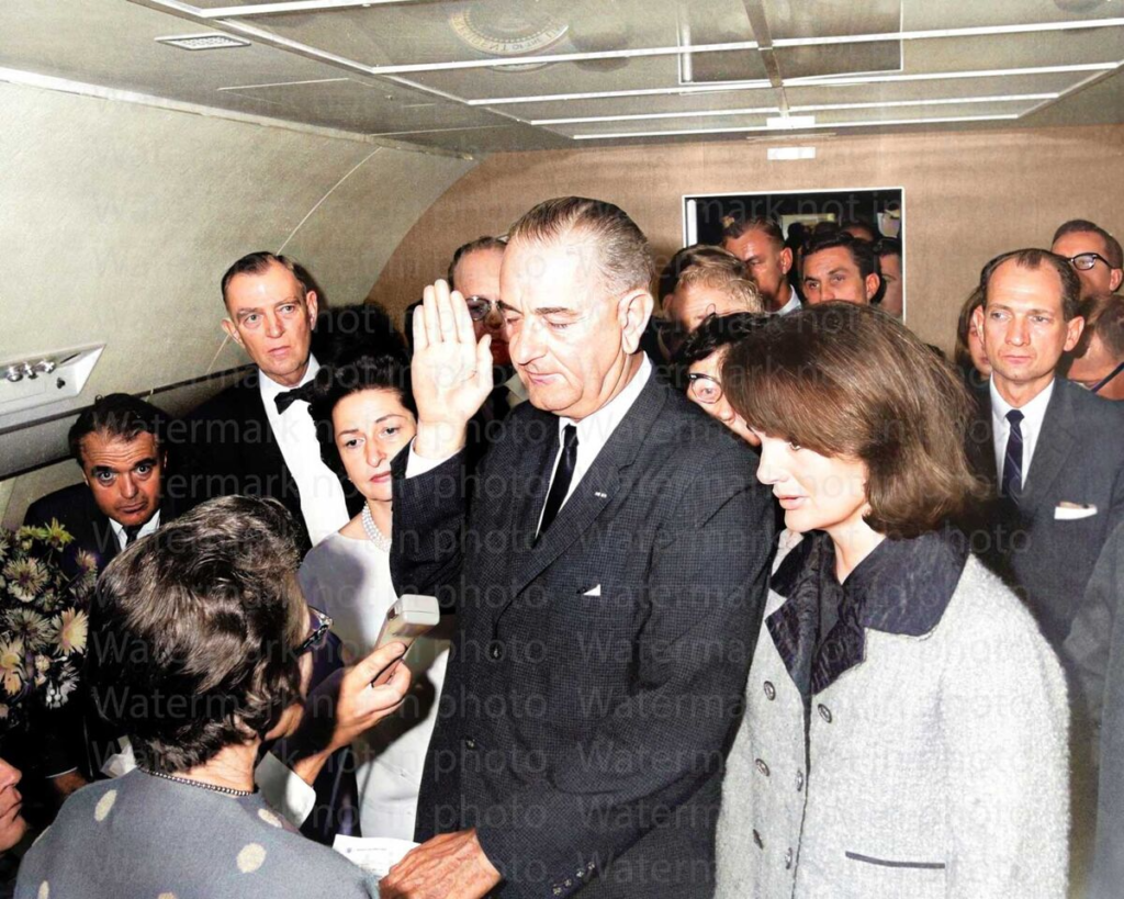 22 novembre 1963. Lyndon Baines Johnson (55 ans) prête serment à bord de l’Air Force One, sur le tarmac de l’aéroport de Dallas. Jackie Kennedy est à ses côtés. Le président américain John Fitzgerald Kennedy (JFK) est mort deux heures auparavant. Il incombe désormais au vice-président, en poste depuis 1961, de reprendre la charge du pays. Vice-président effacé, l’homme est considéré comme un politicien sur la touche mais néanmoins jugé excellent dans les situations d’urgence. À la Maison Blanche, il va se révéler énergique et ambivalent, promettant la Grande Société et plongeant aussi le pays dans la guerre du Vietnam.