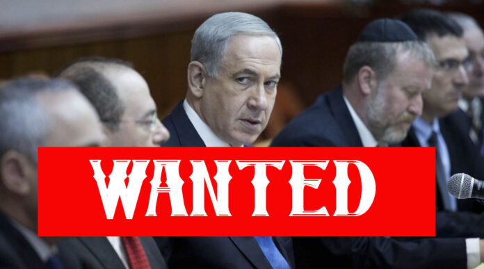 L’avion transportant Benjamin Netanyahu à destination des États-Unis a évité l’espace aérien de plusieurs pays européens en raison d’inquiétudes concernant des mandats d’arrêt internationaux. Le quotidien israélien Maariv, a rapporté ce lundi 3 février que l’avion transportant le Premier ministre israélien Benjamin Netanyahu avait emprunté un itinéraire exceptionnel pour atteindre Washington afin d’éviter de pénétrer dans l’espace aérien de pays ayant déclaré qu’ils exécuteraient des mandats d’arrêt contre lui en cas d’entrée. Plusieurs médias ont également confirmé que Netanyahu a été contraint de faire ce détour. Netanyahu est arrivé à Washington dimanche après-midi pour des réunions avec le président américain Donald Trump et de hauts responsables de l’administration. Plusieurs pays et organisations de défense des droits de l’homme ont critiqué les États-Unis au sujet de la visite en cours du Premier ministre « criminel » israélien. Les deux hommes doivent se rencontrer mardi, dans un contexte d’incertitude généralisée quant aux modalités de la rencontre. En novembre dernier, la Cour pénale internationale a émis des mandats d’arrêt contre Netanyahu et son ancien ministre des Affaires militaires Yoav Gallant pour crimes de guerre dans la bande de Gaza. Les juges ont déclaré qu’il y avait des « motifs raisonnables » de croire que Netanyahu et Gallant « ont intentionnellement privé la population civile de Gaza d’objets indispensables à sa survie ». La Cour a également déclaré que les hommes portaient une « responsabilité pénale » pour crimes de guerre et crimes contre l’humanité pendant la campagne de génocide à Gaza. C’était la première fois en 22 ans d’histoire que la Cour émettait des mandats d’arrêt contre de hauts responsables, alliés de l’Occident. Cette visite intervient à un moment potentiellement crucial dans le cadre des négociations sur la deuxième phase du cessez-le-feu à Gaza. Un négociateur israélien a déjà reproché Netanyahu d’avoir « violé de manière flagrante » les termes d’une trêve fragile après que le Premier ministre a retardé les pourparlers cruciaux qui devaient commencer lundi. Selon CNN, le négociateur a affirmé que le refus de Netanyahu d’envoyer une délégation à Doha à la date convenue mettait en péril le cessez-le-feu à Gaza. Selon les termes de l’accord, les négociations pour la deuxième phase de l’accord devaient commencer le 16e jour du cessez-le-feu, qui tombait lundi. Mais Netanyahu aurait reporté l’envoi de son équipe jusqu’à son retour de Washington, déclenchant l’indignation des médiateurs et des négociateurs. La colère fait également rage dans toute la région après que Trump a proposé un déplacement des Palestiniens de Gaza hors du territoire assiégé et leur relocalisation dans des pays voisins. Trump a déclaré qu’il aimerait voir la Jordanie, l’Égypte et d’autres pays arabes accueillir des réfugiés palestiniens pour « tout simplement nettoyer » la région palestinienne.