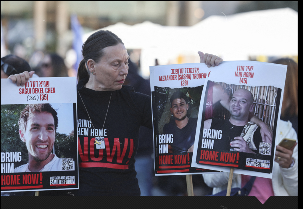 Les familles des prisonniers israéliens de Gaza :
- Le gouvernement fait tout pour bloquer l’accord plutôt que de mettre en œuvre pleinement l’accord
- Vous devez envoyer une délégation de haut niveau et lui donner un mandat complet pour retourner tout le monde à la fois
- Toute décision autre que d’envoyer des négociateurs pour compléter la deuxième phase de l’opération l’a entravée
- Netanyahu : Nous ne vous permettrons pas de bloquer la deuxième phase ou de revenir à une guerre injustifiée