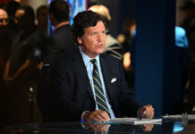 Un des journalistes et commentateurs politiques les plus connus aux États-Unis, Tucker Carlson, a lancé une attaque sans précédent via le New York Times 🇺🇸