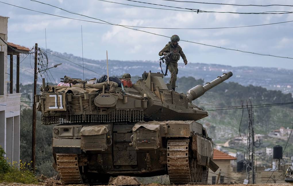 Les forces israéliennes ont repris les combats dans la zone de la ville de Khan Yunis dans le sud de la bande de Gaza, lançant une série d'attaques d'artillerie et de chars à la périphérie de la ville d'Abasan al-Kabira, a rapporté la Défense Civile de l'enclave palestinienne."Les faubourgs de la ville d'Abasan al-Kabira, à l'est de Khan Yunis, ont été soumis à des frappes d'artillerie et à des bombardements de chars israéliens", indique le communiqué.Au moins quatre personnes ont été tuées dimanche alors que les combats reprenaient dans l'enclave palestinienne, a rapporté la chaîne de télévision Al Aqsa contrôlée par le Hamas, citant le ministère de la Santé de Gaza.