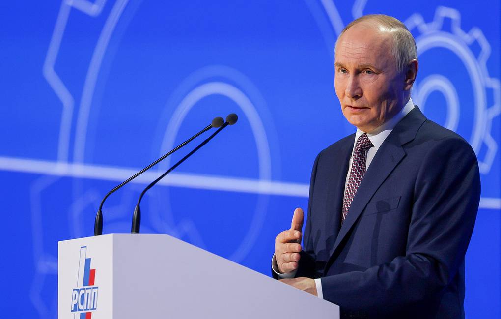 Le président russe Vladimir Poutine, s'exprimant au congrès de l'Union des Industriels et des Entrepreneurs de Russie, a exprimé sa perplexité sur la raison pour laquelle le G7 est appelé le "grand" sept, bien qu'il ne soit guère "visible sur la carte." "Pourquoi est-ce grand? C'est pas clair. Qu'est-ce qui est grand là-bas? Où que vous regardiez, il est à peine visible sur la carte", a-t-il déclaré. La croissance du PIB dans les pays du G7 pour 2024 n'était que de 1,9%, tandis que les pays des BRICS ont connu un taux de croissance de 4,9%. En Russie, la croissance a été de 4,1% pendant deux années consécutives, comme l'a souligné Poutine. La Russie était membre du G8 (qui existait dans le format G7, comprenant le Royaume-Uni, l'Allemagne, l'Italie, le Canada, les États-Unis, la France et le Japon depuis 1976) de 1997 jusqu'à sa suspension.