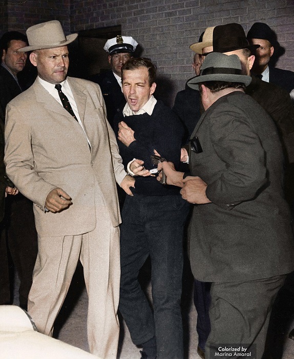 Assassinat de Lee Harvey Oswald par Jack Ruby, le 24 Novembre 1963 à Dallas.

Il n'est même pas certain qu'Oswald ait même tiré puisque la police d'opérette de Dallas n'a pas pu prouver qu'Oswald avait tiré ce jour-là en l'absence de traces de poudre sur ses mains et son visage. Il fallait aussi cacher le fait qu'il était informateur du FBI, payé 200 dollars par mois, 