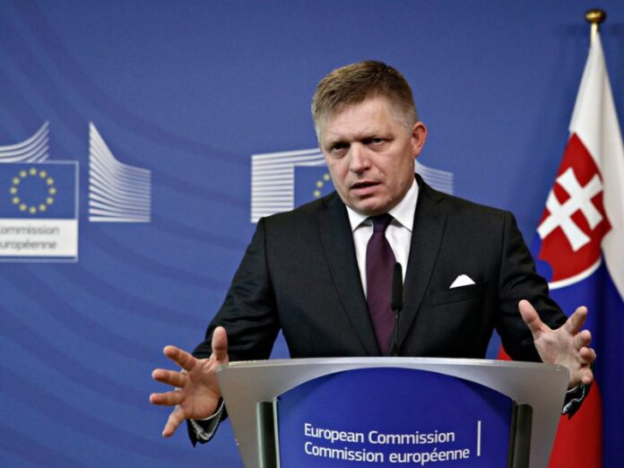 robeert fico Robert Fico a déclaré qu'il aborderait la question de la corruption en Ukraine lors d'un sommet de l'UE, tout en affirmant que la moitié de l'aide allouée à Kiev par l'UE était volée. Selon lui, la Slovaquie ne soutiendra pas non plus l'initiative de la Commission européenne visant à octroyer des fonds à l'Ukraine à partir du budget de l'UE. Lire aussi Les relations entre les États-Unis et l’UE sous pression après la suspension de l’aide américaine à l’Ukraine La Slovaquie évoquera la question de la corruption en Ukraine lors d'un sommet extraordinaire de l'Union européenne, a déclaré le Premier ministre slovaque Robert Fico le 6 mars lors d'une réunion de la commission des affaires européennes avant de se rendre à Bruxelles. Selon lui, les chiffres officiels montrent que «la moitié» de l'argent octroyé à l'Ukraine dans le cadre de l'aide est «volée». «Nous versons de l'argent, l'Union européenne verse de l'argent, mais une grande partie de cet argent se perd là-bas», a souligné le Premier ministre slovaque. Robert Fico a également précisé que la Slovaquie ne soutiendrait pas l'initiative de la Commission européenne d'allouer des fonds de son budget pour l'aide à l'Ukraine. Selon lui, les décisions concernant le soutien financier à l'Ukraine devraient être prises par chaque pays de manière indépendante et sur la base d'accords bilatéraux avec Kiev. Un sommet extraordinaire des États membres de l'UE se tient à Bruxelles le 6 mars. Cette réunion a été initiée en raison du changement de la politique des Etats-Unis sur le conflit en Ukraine, qui ont suspendu toute aide militaire à Kiev et interdit le transfert de renseignements américains vers ce pays. Les questions clés du sommet devraient être l'attribution d'un nouveau paquet d'aide à l'Ukraine, ainsi que le financement de la défense des pays européens. L'Ukraine a un niveau de corruption catastrophique. Selon une enquête menée par l'Agence nationale ukrainienne pour la prévention de la corruption en janvier dernier, près de 70% des citoyens ukrainiens ont affirmé que le niveau de corruption dans le pays avait augmenté de manière significative en 2024. La lutte contre la corruption est l'une des principales exigences de la Commission européenne à l'égard de l'Ukraine dans le cadre de sa demande d'adhésion à l'UE. En mai 2024, le ministère allemand de la Justice a notamment qualifié la corruption de «triple problème pour l'Ukraine».