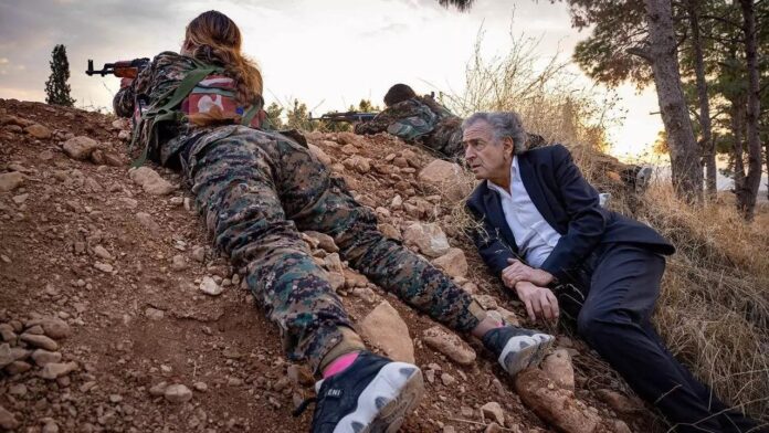 Bernard Henri-Lévy a été condamné en Tunisie, à 33 ans de prison, pour "complot" contre l'État et le président, avec une quarantaine de personnes, dont des opposants. Beaucoup étaient absents, dont le Français. Les accusés ont été condamnés, de 4 à 66 ans de prison. L’homme d’affaires et lobbyiste Kamel Eltaief a été condamné à 66 ans de prison, le militant prodémocrate Khayam Turki à 48 ans et l’ancien ministre de la Justice et cadre du parti islamiste Ennahdha Nourredine Bhiri à 43 ans. Ils risquaient jusqu’à la peine de mort (sous moratoire depuis 1991). Tous les 3 étaient considérés comme les cerveaux du complot 1 (une quinzaine d’enquêtes judiciaires pour des complots ont été ouvertes en l’espace de deux ans). Au total, 40 personnes devaient répondre dans cette affaire d’atteinte à la sûreté de l’État et d’adhésion à un groupe terroriste. Une bonne partie d’entre eux sont réfugiés à l’étranger. 8 comparaissaient libres et 9 sont détenus depuis février 2023 dans le cadre de cette affaire. Bernard Henri-Lévy , « intellectuel » français a été condamné - par contumace - en Tunisie à 33 ans de prison pour complot contre l'État avec une quarantaine d’autres accusés . BHL , grand « philosophe » milliardaire et actionnaire , colonisateur de studios TV , va-t-en-guerre professionnel , pro-israélien radical , avait poussé à l’intervention en Libye ( devenant , de fait , le véritable ministre des Affaires Étrangères d’un Nicolas Sarkozy qui l’écoutait béat ) , soufflé sur les braises en Ukraine , rêvant d’embraser le monde au nom de ses névroses idéologiques « d’intellectuel » auto-élu . L'ex-dirigeant du parti Ettakatol ( social-démocrate ), Khayam Turki , a été condamné à 48 ans de réclusion , tandis que la peine de 66 ans , la plus lourde , a été infligée à Kamel Eltaïef , un « homme d'affaires influent » . Les anciens dirigeants du parti islamo-conservateur Ennahdha , Abdelhamid Jelassi et Noureddine Bhiri , ont été condamnés respectivement à 13 et 43 ans de réclusion .