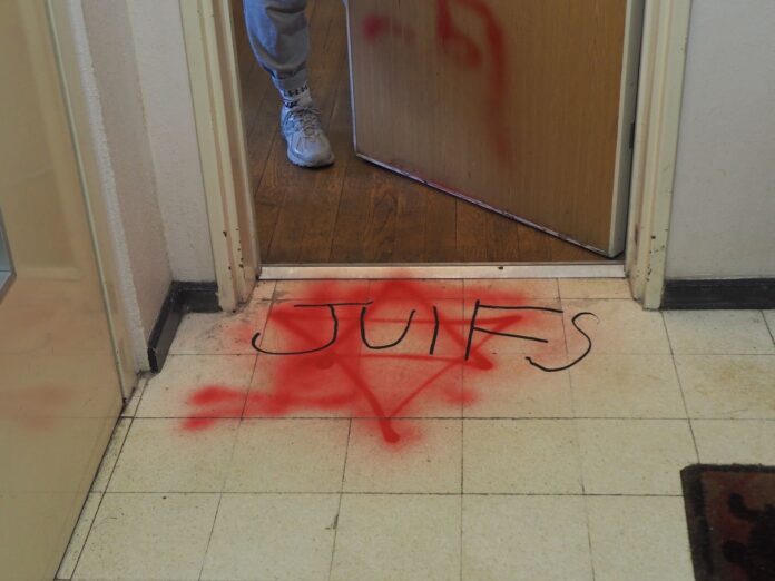 Tags et menaces antisémites dans un immeuble à Paris : prison ferme pour la femme qui avait tout inventé