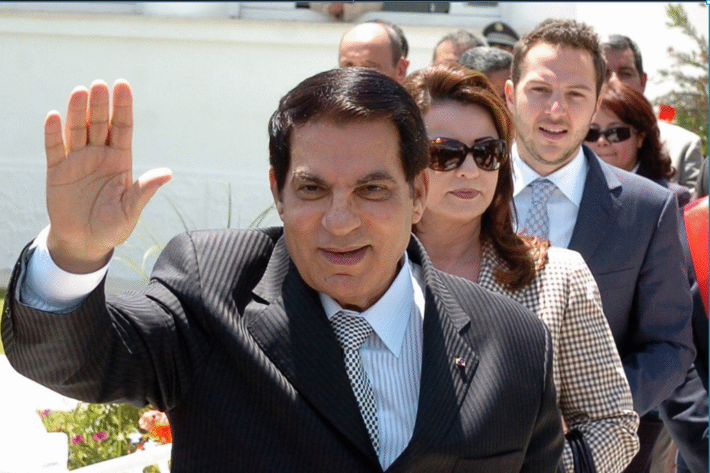 Selon l'ONG suisse Public Eye, le clan Ben Ali aurait fait transiter 320 millions de dollars par la place financière de Genève durant les années 2000
Belhassen Trabelsi, beau-frère du président tunisien évincé Zine El-Abidine Ben Ali arrive avec son avocat au palais de justice d'Aix en Provence, où il répond à une demande d'extradition formulée par les autorités tunisiennes, le 19 juin 2019. (Crédit : Boris HORVAT / AFP)
La « grande majorité des avoirs » du clan de l’ancien président tunisien Zine El Abidine Ben Ali jusque-là gelés par les autorités suisses resteront bloqués, même après la levée du blocage administratif lundi soir, a indiqué Berne dimanche.
Le 19 janvier 2011, cinq jours après la fuite du président chassé par un soulèvement populaire, le Conseil fédéral suisse avait ordonné le blocage à titre préventif des avoirs en Suisse de Ben Ali et de son entourage, un gel dont la durée légale peut aller jusqu’à dix ans.
Une grande partie de ces avoirs sont bloqués à double titre : d’une part par l’ordonnance du Conseil fédéral (« premier niveau »), et d’autre part par les mesures de blocage ordonnées par les autorités d’entraide judiciaire (« second niveau »).
« Cela signifie que, le 19 janvier 2021, le blocage fondé sur le premier niveau n’existera plus, mais que la grande majorité des avoirs seront toujours bloqués dans le cadre des procédures d’entraide », a indiqué dimanche à l’AFP le Département fédéral des Affaires étrangères (DFAE) suisse.
L’ancien président, condamné par contumace de nombreuses fois pour homicide, torture et corruption, est décédé à 83 ans en 2019 en exil en Arabie saoudite.
Selon l’ONG suisse Public Eye, le clan Ben Ali aurait fait transiter 320 millions de dollars (265 millions d’euros) par la place financière de Genève durant les années 2000.
Le montant initial des avoirs tunisiens bloqués par le Conseil fédéral en 2011 était d’environ 60 millions de francs suisses.
Depuis, ce montant a varié, notamment en fonction « du taux de change, des fluctuations du cours des actions, de la libération de certains fonds bloqués, des restitutions effectuées » et du fait que la liste des personnes dont les avoirs sont bloqués est passée d’une quarantaine à neuf, a indiqué le DFAE, qui ne précise pas combien de fonds seront encore bloqués par les autorités d’entraide judiciaire.
Sur la liste des neufs noms figurent notamment les noms de l’ancien président tunisien et de sa seconde épouse, Leïla Trabelsi, et son frère Belhassen Trabelsi. Sont également présents Cyrine Ben Ali, fille du premier mariage de Ben Ali, et Sakher El Materi, premier époux de Nesrine Ben Ali, fille du président déchu et Leïla Trabelsi.