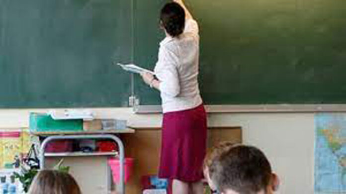 Une professeure de physique-chimie du lycée Janot-Curie de Sens suspendue après avoir suivi une minute de silence "en hommage aux victimes de Gaza" en classe, le 26 mars 2025. Des syndicats d'enseignants et un parti politique condamnent la mesure conservatoire du rectorat de l'académie de Dijon. Une professeure de physique-chimie du lycée Janot-Curie de Sens est suspendue depuis le 31 mars 2025 à titre conservatoire. Une information confirmée, ce mercredi 21 mai 2025, par le rectorat de l'académie de Dijon. Une mesure prise après un "manquement à l'obligation du respect de neutralité", selon les termes de l'antenne régionale de l'Éducation Nationale à Dijon. Le 26 mars 2025, avec des élèves de seconde, l'enseignante a observé une minute de silence. D'après le rectorat, cette minute a été réalisée "en mémoire des habitants de la bande de Gaza". Les syndicats (Sud Éducation, CGT et FNEC FP FO) et la France Insoumise apportent, dans deux communiqués distincts, leur soutien à l'enseignante et condamnent sa suspension. Les documents parlent, eux, d'un hommage "aux victimes du génocide" ou "aux victimes de Gaza". Une procédure disciplinaire Après le signalement des faits, la professeure a été suspendue dès le 31 mars, sans date de retour dans l'établissement annoncée, le temps que la "procédure disciplinaire" ait lieu. La mesure est toujours en cours selon nos informations, elle fait suite à ce que le rectorat qualifie de "prise de position de l'enseignante". Une décision jugée "brutale" et "insensée" par les trois syndicats, expliquant que "cet hommage ne relève en aucune manière d'une rupture avec son devoir de neutralité". La fin de la mesure conservatoire n'est pas connue. L'instruction du dossier est entre les mains de la direction des ressources humaines du rectorat. La professeure a été entendue début avril lors d'un entretien. La suite repose sur une sorte de "conseil de discipline" sans que les sanctions ne soient communiquées par le rectorat de l'académie de Dijon. Deux versions s'opposent D'après les communiqués des syndicats et de la France Insoumise, la professeure de physique-chimie a réalisé cette minute de silence après une demande des élèves. "Des élèves du lycée de Sens, bouleversés par cette information [ndlr : les victimes civiles des bombardements de la Bande de Gaza], ont légitimement demandé à une enseignante d'observer une minute de silence, en hommage aux victimes du génocide", écrivent les syndicats enseignants. Le rectorat indique de son côté que cet hommage est "à l'initiative de la professeure". Rectorat et syndicat sont d'accord sur le fait que la professeure a laissé la possibilité aux élèves de sortir de la classe s'ils ne souhaitaient pas y participer. La France insoumise dans l'Yonne demande une "réintégration immédiate de l'enseignante et l'abandon des poursuites à son égard". Une requête reprise avec leurs mots par les syndicats signataires du communiqué. De son côté, le SNES-FSU de l'Yonne, non-signataire, s'opposera aux sanctions si elles sont appliquées.