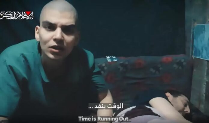 Le Hamas a diffusé samedi une vidéo de deux captifs israéliens dans la bande de Gaza, dans laquelle l’un d’eux appelle à mettre fin à la guerre israélienne contre le territoire palestinien.