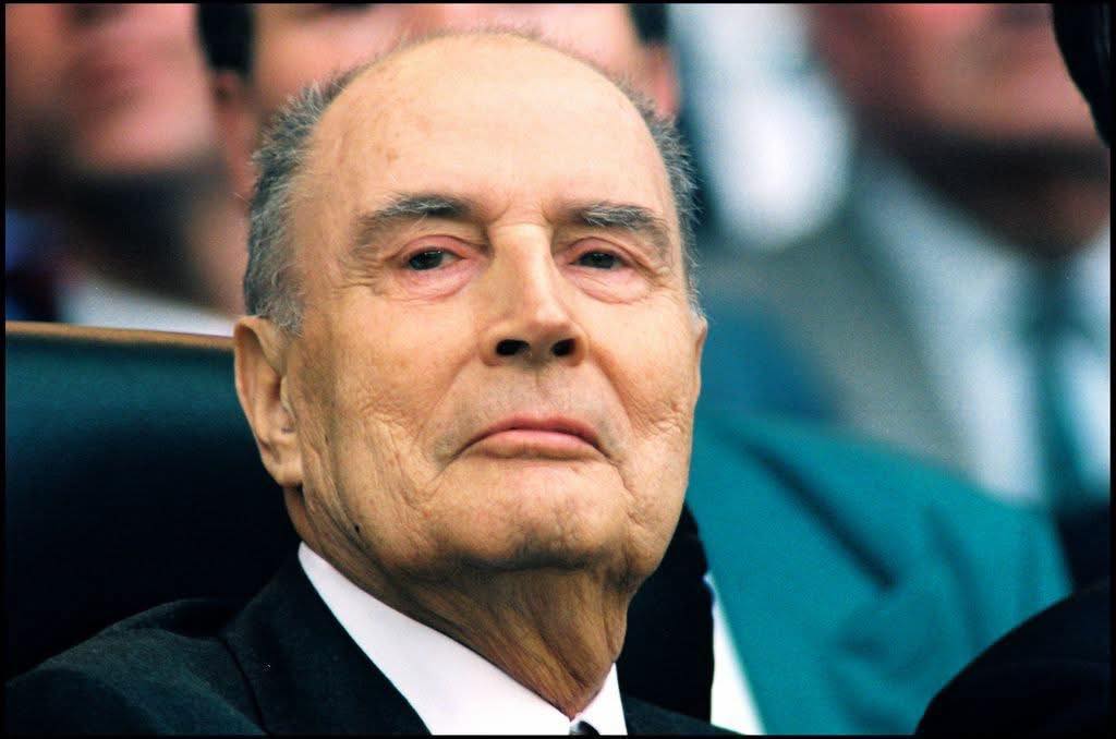 Pauvres Français!
L'affaire Fillon n'est rien en comparaison de ce qui suit. Elle est désespérante, c'est vrai.
Mais n'est-ce pas l'arbre qui cache la foret ?... Petit rappel pour mémoires défaillantes.
L'HOMME QUI RUINA LA FRANCE
Quand un homme politique meurt , la bienséance veut qu'on ne se rappelle que de ses qualités.
En revanche , le temps du respect semble être révolu et vous trouverez dans l'interminable colonne ci-dessous tous les détails de ce que l'on peut reprocher à F. Mitterrand ! Et la liste est d'autant plus longue que la mise en forme bizarre est étroite !
L'HOMME QUI RUINA LA FRANCE
Un petit rappel du passé et des 14 années de POUVOIR de François MITTERRAND dont on vient de fêter en grande pompe le vingtième anniversaire de sa mort
Il fut tout d'abord l'homme des "suicides", de De Grossouvre à l'Elysée (qui préparait un livre sur lui) et de son ancien Premier ministre Pierre Beregovoy. (et P.Pelat ? On l’oublie ?...)
Et il a pu tout se permettre. Si la PRESSE parlait, "Elle", elle risquait de gros problèmes et ses journalistes avaient peur (Jean-Edern Hallier n'a-t-il pas été assassiné par une mauvaise chute en vélo sans témoin pour avoir voulu révéler l'existence de Mazarine, laquelle fût entretenue aux frais de la princesse plus de 20 ans durant ) ?
C'est du passé, mais qu'on ose encore le citer en exemple ! Il ne faut surtout pas non plus oublier qu'il a "demandé" (et obtenu) le changement de l'itinéraire du TGV dans la Drôme afin de protéger la maison à Marsanne de son ami Henri MICHEL, le château La Borie dont un des actionnaires était Roger HANIN son beau frère, ainsi que des truffières appartenant à Mme Danielle MITTERRAND du côté de Suze-la-Rousse.
Ce changement a fait passer le TGV au-dessus du Rhône et a coûté au contribuable la bagatelle de 5 milliards de francs liés aux nouveaux ouvrages d'art (ce montant n'était que le devis initial et ne comprend pas le surcoût, d'au moins 50% )
Ce n'est là qu'une toute petite partie de ce que l'on sait aujourd'hui et dont la presse aux mains de la gauche ne parle jamais, la partie émergée de l'iceberg oubliée dans la brume du mensonge permanent, et dont voici quelques-uns des faits et méfaits :
- Faux évadé des camps allemands, Mitterrand a été membre de la Cagoule en 1935, antisémite et anti-républicain, ce mouvement est de tendance fasciste.
 - Sous-secrétaire d'État aux anciens combattants en 42, il a été décoré , sur sa demande écrite d'avril 42, de la Francisque (l'ordre de la Francisque est une décoration attribuée en tant que marque spéciale d'estime du maréchal Pétain par le gouvernement de Vichy en 1943, (il faut savoir que c'était valorisant, comme la Légion d'Honneur actuellement, et qu'il fallait la demander (contrairement à l'ordre de la Légion d'Honneur), et se faire parrainer.
- Ceci explique peut-être la protection systématique dont bénéficia Bousquet ancien Secrétaire général de la Police de Vichy. Il en fut le récipiendaire numéro 2202 donc cela implique tout de même une certaine volonté et un certain désir...
- Il était Garde des Sceaux pendant la Bataille d'Alger, et c'est lui qui a organisé les bandes de barbouzes, ce qu'il reniera plus tard. C’est lui aussi qui a présidé au fonctionnement de la guillotine à cette époque.
- Il a organisé un faux attentat rue de l'Observatoire à Paris pour focaliser sur lui les regards de la presse.
- Il a fait financer le PS par des pratiques frauduleuses (affaires Urba, Graco, et de multiples autres).
- Il a appris qu'il avait un cancer de la prostate métastasé aux vertèbres lombaires quelques semaines avant les élections présidentielles de 1981, et n'a rien dit alors que l'aspiration à la fonction de chef d'État l'y obligeait, tout comme les fausses déclarations de fortune en omettant ses possessions en forêt de Troncay (défiscalisables évidemment).
- Il a fait nationaliser les banques et les industries françaises, obligeant la France à dévaluer sa monnaie 3 fois de suite en quelques mois.
- Il a fortement élevé le nombre des chômeurs en France (moins d'un million en mai 1981 à 3 millions dès 1983).
> - Il a protégé un ancien collaborateur des nazis, son ami René Bousquet.
 - Il a protégé Bernard Tapie et l'a élevé au rang de ministre, et a plombé chaque contribuable de 2 500 francs sur 5 ans mini.
 - Il entretenait sa maîtresse et sa fille adultérine cachées dans un appartement parisien appartenant à l'État, et les week-ends passés dans les palais de la République aux frais de celle-ci.
- Il se rendait chaque Noël sur les bords du Nil aux frais de l'État, et emmenait avec lui une soixantaine de personnes lors de ses déplacements.
- Il descendait tous les ans à l'Old Cataract (un hôtel somptueux sur le Nil) avec "sa petite famille", dont Françoise Sagan emmenée aussi en Amérique du Sud et qu'il fallut rapatrier d'extrême urgence par avion spécial, victime d'une overdose de cocaïne !
- Il a augmenté la dette de la France de plus de 250 % durant sa mandature. (Raymond barre parti en 1981 en laissant un excédent de 35 milliards de FF dans les caisses, soit 5,5 milliards d'€)
- Il a fait racheter l'entreprise de son ami Roger-Patrice PELAT (déjà largement mouillé de recel de délit d'initié dans l'affaire Péchiney-Triangle), la société "Vibrachoc", par une société d’État pour 5 fois sa valeur réelle.
 - Il a obligé son médecin personnel à publier durant 14 ans de faux certificats sur son état de santé (pauvre médecin, disparu lui aussi).
- Il a couvert ses sbires gendarmes qui ont inventé une histoire de terroristes à Vincennes.
 - Il a totalement délaissé un de ses fidèles très proches, François de GROSSOUVRE, qui a fini par se suicider (d'une balle... dans la nuque !) avec un 357 Magnum dans un bureau à l’Élysée.
- Il a affirmé qu'il ne savait rien sur la destruction à l’explosif d’un bateau de Greenpeace en Nouvelle-Zélande, pourtant organisé par les services secrets français et sur son ordre !
 - Il a mis sur écoute sans justification plus de 150 Français, dont Carole BOUQUET et Jean EDERN-HALLIER, et il a osé affirmer à la télévision qu'il n'a jamais commis ce forfait. Curieusement, le capitaine de gendarmerie qui branchait "les fils" s'est lui aussi "suicidé".
- Les associations décomposées tenues par "tatie Danielle", et qui lui survivent, lourdement subventionnées par l’État, ou encore le fric donné aux amis comme Guy LIGIER pour ses charrettes bleues (payées par la Seita et le Loto) : c'est encore "Tonton".
- Il a fait nommer un de ses fils à un poste de conseiller en Afrique, rôle qu'il n'a jamais exercé.
- Il a laissé tomber son ex-Premier ministre Pierre Bérégovoy qui allait tout déballer mais s'est "suicidé" lors d'une promenade un dimanche après-midi, avec l'arme de service de son garde du corps ! Curieux non ....
- Bérégovoy était redevable du copain de Tonton, toujours Roger Patrice Pelat qui a fait un infarctus mortel au moment où on allait lui poser les bonnes questions.
- Son secrétaire ami François De Grossouvre qui allait tout déballer et qui se serait “suicidé” non sans s’être fracturé l’épaule durant la manœuvre, (on l’a un peu aidé) et ses archives et ses biens disparus, sa veuve les attend toujours...!
- Les 35 heures c'est encore un délire de démagogue pensé par DSK, appliqué par Martine BROCHEN, née DELORS, ex-épouse AUBRY (dont la dépendance à l'alcool ne lui a valu que trois cures de désintoxication, et n'a d'équivalent que l'addiction sexuelle de son mentor).
- Jospin qui perd les élections, très prévisiblement, entre dans le monde du silence, pour ne pas mourir suicidé aussi.
- Aujourd'hui nous payons ses erreurs dont l'entrée de la Grèce dans l'Europe à laquelle il contribua beaucoup.
- C'est ça LA GAUCHE ANGÉLIQUE qui se veut donneuse de leçons, et qui a pourtant bien contribué aux résultats difficiles auxquels nous devons à présent faire face, avec notamment une dette colossale ! On s'arrête là ?
Remarquez que la relève est assurée avec la bande de Charlots qui a suivi !
Français, vous avez la mémoire bien courte ! Patientez quelques jours, le livre de son amante préférée, mère de sa fille va bientôt sortir et devrait certainement vous faire aimer cet amant...
Et vive la gauche donneuse de leçons ! Chimère, chimère...