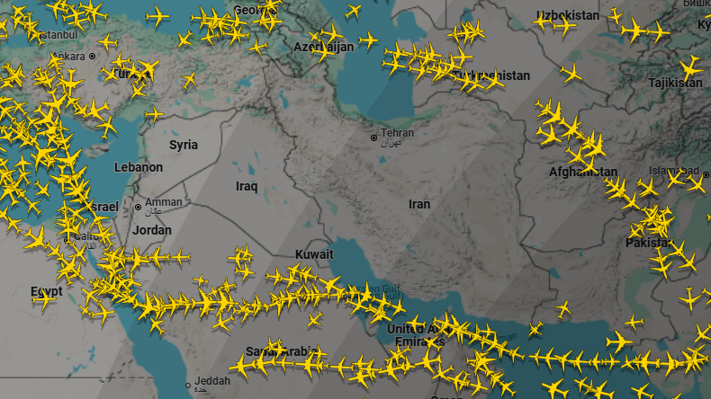 Les compagnies aériennes du Moyen-Orient, d'Europe et d'Asie modifient leurs itinéraires ou suspendent leurs vols vers Israël, l'Iran et les pays voisins, et interrompent également le trafic aérien dans l'espace aérien de ces pays en raison des frappes israéliennes sur le territoire iranien. Lire aussi En direct : l'Iran promet une «punition sévère» pour les attaques israéliennes Après l'attaque massive d'Israël sur le territoire iranien dans la nuit du 12 au 13 juin, plusieurs compagnies aériennes ont suspendu leurs vols au Moyen-Orient,