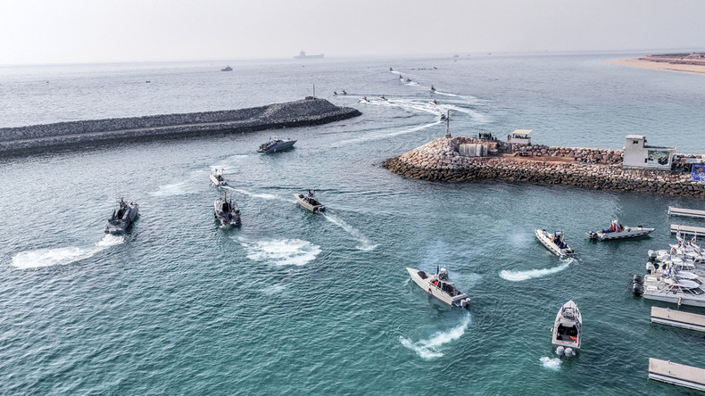 Photo diffusée le 2 août 2023 par Sepahnews, l’agence des Gardiens de la révolution iranienne, d'un exercice dans le golfe Persique (photo d'illustration).
En savoir plus sur RT en français: https://francais.rt.com/international/122224-iran-parlement-approuve-fermeture-detroit-hormuz