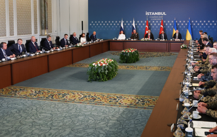 Le deuxième cycle de négociations directes entre la Russie et l'Ukraine terminé à Istanbul. Réunion précédente passé sur le territoire de la Turquie le 16 mai. Pour le nouveau cycle, Moscou et Kiev ont préparé des mémorandums dans lesquels ils ont décrit leurs approches pour résoudre le conflit. Au début de la réunion, le Ministre turc des Affaires étrangères Hakan Fidan a prononcé un discours de bienvenue notantque lors du premier cycle de négociations entre la Fédération de Russie et l'Ukraine, des mesures très importantes ont été prises. Selon lui, lors du deuxième tour, il est prévu de discuter, en particulier, des questions d'un cessez-le-feu et d'un nouvel échange de prisonniers. Le côté russe fera un communiqué de presse après des négociations avec la délégation ukrainienne, a déclaré une source à TASS. TASS a rassemblé l'essentiel de la réunion.