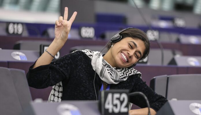 La députée européenne @RimaHas va être emprisonnée dans une cellule à la prison de Givon, située à Ramla, dans le centre d'Israël. 🚨Selon le quotidien israélien Israel Hayom, tout les membres de la flottille, y compris @GretaThunberg et la députée française @RimaHas , seront isolés dans des cellules séparées dès leur arrivée à la prison de Givon (Israël). 🚨Le ministre de la Sécurité nationale Itamar Ben Gvir a également ordonné l'interdiction des appareils de communication, des téléviseurs, des radios et de tout affichage de symboles palestiniens à l'intérieur de la prison