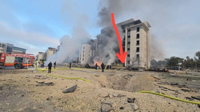 Remarquez le trou et les tuyaux d'extinction qui s'y prolongent. Cela signifie qu'un quartier général de commandement israélien ou un centre d'opérations souterrain a été visé.