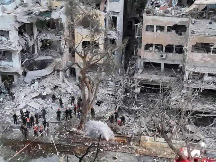 Israël est devenu une entité non viable, ses villes paralysées et transformées en villes fantômes, tandis que ses colons attendent avec impatience le moment de s'enfuir. Une fois l'espace aérien ouvert et l'illusion d'une patrie nationale effondrée avec la vague attendue de fuites massives, la fragilité du projet sioniste s'incarnera au moment de vérité.