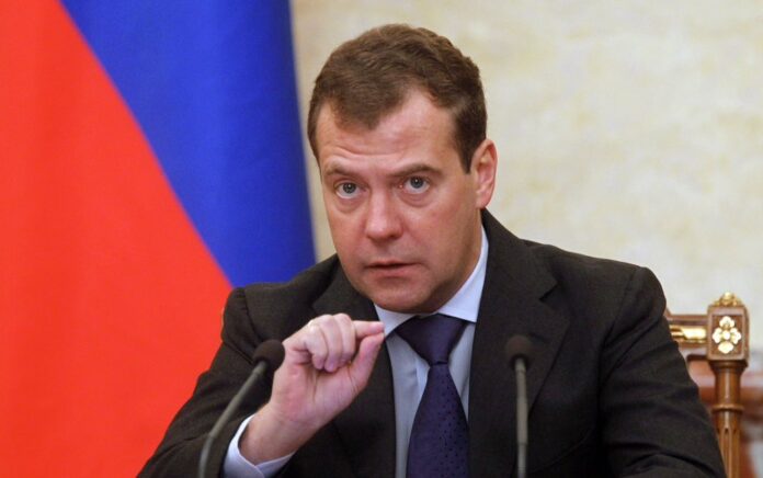 Le vice-président russe du Conseil de sécurité Dmitri Medvedev affirme que les frappes américaines n'ont pas atteint leur but initial : le programme nucléaire iranien continue, la population se rallie aux autorités, les Israéliens paniquent alors que les États-Unis se retrouvent isolés et entraînés dans une nouvelle guerre. Dans un message publié sur Telegram, l’ancien président russe et actuel vice-président du Conseil de sécurité,