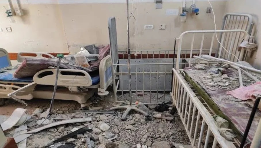 Dimanche, les forces d’occupation israéliennes ont détruit le centre Noura Al-Kaabi, destiné aux patients en dialyse rénale, dans le nord de la bande de Gaza. Ce centre est rattaché à l’hôpital indonésien, situé dans le nord de la bande de Gaza, que l’armée d’occupation assiège sans relâche, tirant sur quiconque s’y trouve. Le bureau des médias du gouvernement dans la bande de Gaza a averti début mai que les hôpitaux de Gaza étaient au bord de l’effondrement. De son côté, le ministère de la Santé de Gaza a déclaré que « la destruction du centre met la santé des patients souffrant de maladies rénales au bord d’une catastrophe aux conséquences imprévisibles ». Il a ajouté que « 41 % des patients souffrant de maladies rénales sont morts pendant la guerre, faute d’accès aux centres de dialyse et après la destruction des centres et services qui leur étaient destinés ». Le ministère a estimé que « l’occupation utilise une méthode dangereuse pour vider le nord de la bande de Gaza de ses hôpitaux et centres de soins spécialisés ». Gouvernement de Gaza : L’occupation a détruit 240 logements à Gaza en quelques jours Dans ce contexte, Ismail al-Thawabtah, directeur du bureau des médias du gouvernement à Gaza, a révélé dimanche dans une interview accordée à l’agence Anadolu que « l’armée d’occupation israélienne a détruit 240 logements dans plusieurs zones de la bande de Gaza ces derniers jours ».