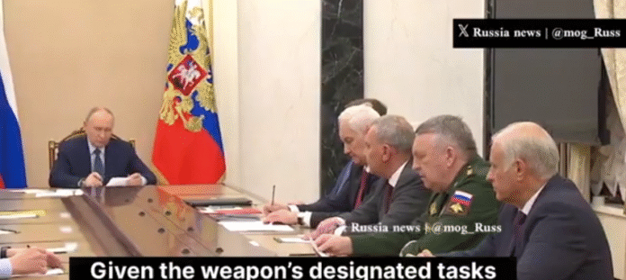 Le général Sergueï Karakaev, commandant des forces de missiles stratégiques : « L'Orishnik peut frapper des cibles n'importe où en Europe. » Karakaev et son adjoint exhortent désormais le président Poutine à donner rapidement l'ordre de riposter : les cibles sont verrouillées, les ennemis sont en vue.
