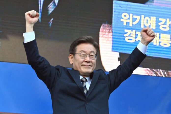 Malgré les multiples scandales de corruption qui le visent, le candidat démocrate Lee Jae-myung, qui survécu à une tentative d'assassinat l'année dernière, est jugé favori de la présidentielle en Corée du Sud.