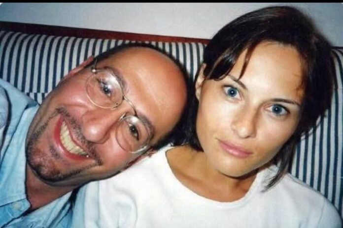 Voici Melania lorsque Zampolli l’a amenée pour la première fois à New York. C’est l’appartement d’Union Square où il l’a installée, ainsi que son colocataire photographe, Matthew Arabian. Melania connaissait Epstein avant de connaître Trump. Il s’agit de Paolo Zampolli, son ancien agent d’escorte et bon ami d’Epstein et de Trump. C’est lui qui a emmené Melania à la fête de Ghislaine où elle a rencontré Trump. C’est aussi lui qui a obtenu son visa Einstein Zampolli venait d’une riche famille milanaise A repris l’entreprise de jouets de son père et l’a vendue au célèbre milliardaire Silvio Berlusconi, qui est devenu Premier ministre. Son autre bon ami et copain, John Casablancas, lui a dit de venir à New York et de travailler dans le monde du mannequinat. Je viens de changer les paramètres à ce sujet, ayant beaucoup d’étrangers qui partagent cela et n’avez pas besoin de mon nom partout sur Internet, n’hésitez pas à le copier et à le coller, mais les choses deviennent beaucoup plus préoccupantes car beaucoup ont été bannis hier, postez comme celui-ci crée plus de demande d’amis et je suis également plein. Ils essaient de supprimer la vérité.