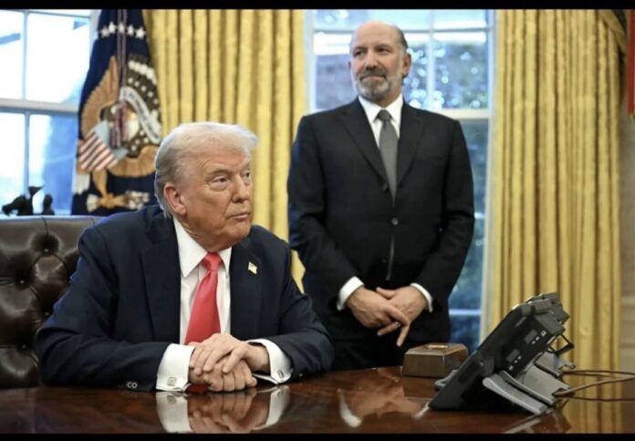 Il s'agit de Howard Lutnick, le secrétaire au Commerce de Trump. Il a acheté une maison à Jeffrey Epstein et était son voisin. Il a travaillé au World Trade Center et s'est retrouvé en retard au travail le 11 septembre. Il est également ami avec Benjamin Netanyahu.
