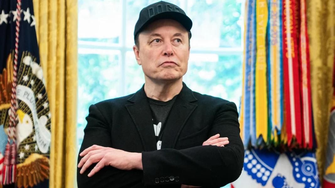 Le milliardaire et ex-bras droit de Donald Trump, Elon Musk, a annoncé samedi son intention de créer le « parti de l’Amérique » (America Party), une nouvelle formation politique qui promet de « rendre la liberté aux Américains ». Depuis qu'il a quitté ses fonctions à Washington, fin mai, l'ancien patron du DOGE multiplie les attaques contre la grande et magnifique loi du président Trump, qu'il accuse d'aggraver le déficit public. Il avait menacé de créer son propre parti politique si ce texte de loi venait à être adopté. Chose promise, chose due. Samedi, le fondateur de Tesla a pris le pouls des électeurs américains sur son réseau social X, où 1,2 million d'utilisateurs se sont prononcés en faveur de la création d'un nouveau parti politique. Pour le moment, son parti n'a toujours pas été enregistré à la Commission électorale fédérale, qui régule notamment la création et le financement des formations politiques aux États-Unis. Faut-il prendre M. Musk au sérieux? Et de quoi pourrait avoir l'air une telle percée politique? Éclairage. Quelles sont les intentions d'Elon Musk? Cet homme d'affaires rêve d'une nouvelle formation politique, car il se dit déçu par les partis républicain et démocrate. Ni l'un ni l'autre n'ont assuré une meilleure gestion des finances publiques, sa principale priorité, selon Julien Tourreille, chercheur en résidence à l'Observatoire sur les États-Unis. Puisque sa fortune et son influence ne parviennent pas à pénétrer les murs du Congrès comme il l'aurait souhaité, faire élire des représentants capables de défendre son programme politique devient alors la seule solution, selon M. Tourreille. Compte tenu de la répartition actuelle des sièges au Congrès, M. Musk a affirmé qu'il ciblerait deux ou trois sièges au Sénat et de huit à dix [sièges] à la Chambre des représentants pour soutenir des candidats favorables à ses positions politiques. M. Tourreille estime que son objectif consiste à fragiliser les républicains, en particulier ceux qui avaient l'intention de voter contre la grande et magnifique loi mais qui se sont finalement ralliés du côté de leur parti. C'est le cas de Lisa Murkowski, une sénatrice républicaine de l'Alaska qui avait fait part de ses réserves à l'endroit de ce projet de loi mais qui a finalement voté en sa faveur.
