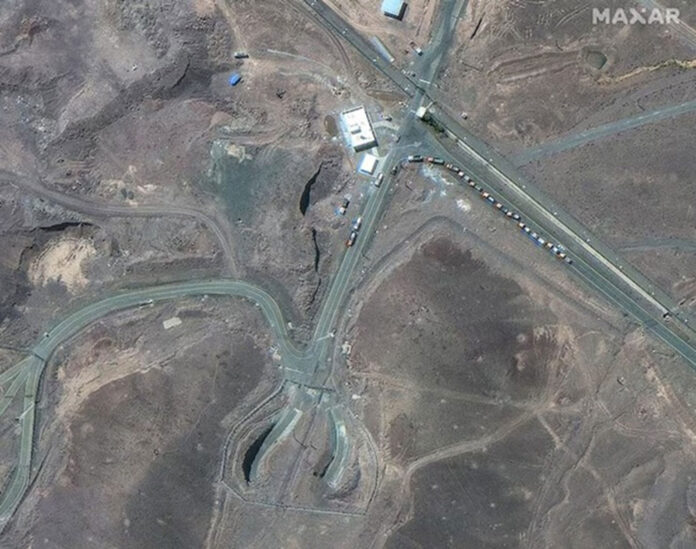 De nouvelles images satellites montrent la poursuite de l’activité dans l’usine d’enrichissement nucléaire iranienne de Fordo, qui a été attaquée par des bombardiers américains B-2 il y a un peu plus d’une semaine. Les images ont été collectées, le dimanche 30 juin par Maxar Technologies, une entreprise américaine spécialisée dans les technologies spatiales et l’imagerie géospatiale, rapportent les médias israéliens. Maxar a déclaré que cela « révélait une activité continue dans les puits de ventilation et les évents causée par les frappes aériennes de la semaine dernière sur le complexe d’enrichissement d’uranium de Fordo ». Les images montrent des engins d’excavation et plusieurs personnes positionnés juste à côté du puits nord, sur la crête au-dessus du complexe souterrain. La grue semble fonctionner à l’entrée du puits/trou. Selon Maxar, plusieurs autres véhicules sont également aperçus en contrebas de la crête et stationnés le long du chemin construit pour accéder au site. Aux premières heures du 13 juin, le régime israélien a lancé une agression tous azimuts sur le sol iranien en ciblant divers sites militaires, nucléaires et civils, coûtant la vie à des dizaines de hauts commandants militaires et de scientifiques nucléaires ainsi qu’à des civils, dont des dizaines des femmes et d’enfants. Le 22 juin, les États-Unis ont rejoint le régime israélien dans l’assaut et bombardé trois sites nucléaires iraniens, en violation grave de la Charte des Nations Unies, du droit international et du Traité de non-prolifération nucléaire (TNP). Un jour plus tard, l’Iran a lancé une vague de missiles sur la base aérienne d’al-Udeid au Qatar – la plus grande base militaire américaine en Asie de l’ouest – en représailles à l’agression. Alors que les forces armées iraniennes pilonnaient ‘Israël’ et ses infrastructures militaires et industrielles, en utilisant de nombreux missiles de nouvelle génération qui touchaient précisément les cibles désignées, le régime sioniste, acculé, a été contraint de déclarer un cessez-le-feu unilatéral, conformément à un accord proposé par Washington, afin d’empêcher de nouvelles frappes de missiles iraniens.