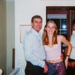 Le père de Virginia Giuffre ne croit pas à son suicide. La principale accusatrice du trafiquant sexuel Jeffrey Epstein, qui s’est suicidé en prison en 2019, et du prince Andrew, qui avait évité un procès au moyen d’un accord financier, a été retrouvée morte le 25 avril dernier. Sa famille avait déclaré qu’elle avait fait ce choix fatal « après avoir souffert tout au long de sa vie », lui étant « devenu insupportable […] de supporter le poids des agressions ». Mais selon son père, Sky Roberts, qui a témoigné dans le programme Uncensored du journaliste Piers Morgan le 1er mai dernier, c’est « impossible ». « Ils disent qu’elle s’est suicidée, ce n’est pas possible, maintient-il. Quelqu’un s’est occupé d’elle. » La nouvelle de son décès a été un choc et l’a plongé dans une tristesse incommensurable : « Je n’arrivais même pas à y croire, a-t-il dit. J’ai commencé à pleurer tout de suite. Je pleure encore. Je n’arrive pas à croire que cela puisse arriver. »