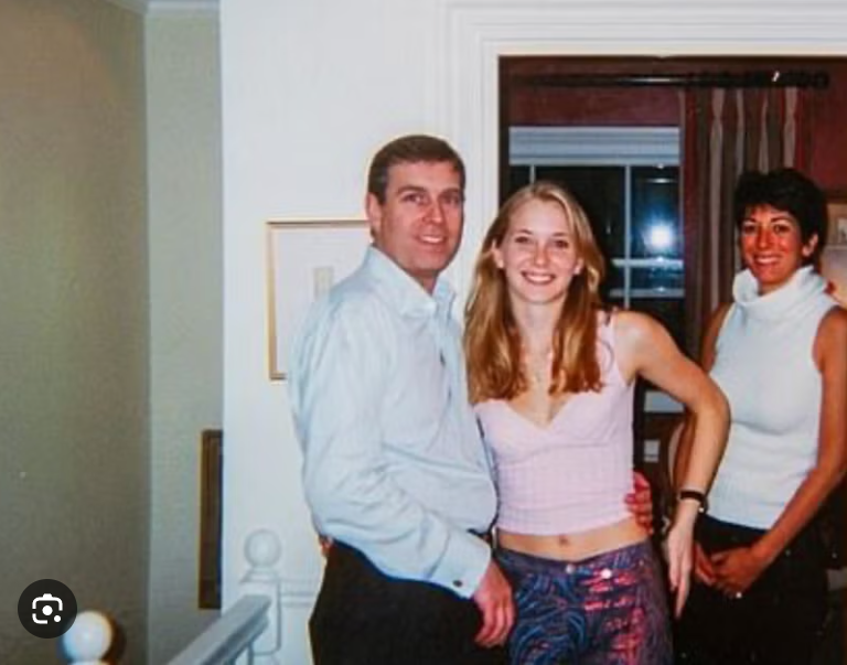 Le père de Virginia Giuffre ne croit pas à son suicide. La principale accusatrice du trafiquant sexuel Jeffrey Epstein, qui s'est suicidé en prison en 2019, et du prince Andrew, qui avait évité un procès au moyen d'un accord financier, a été retrouvée morte le 25 avril dernier. Sa famille avait déclaré qu'elle avait fait ce choix fatal « après avoir souffert tout au long de sa vie », lui étant « devenu insupportable […] de supporter le poids des agressions ».
Mais selon son père, Sky Roberts, qui a témoigné dans le programme Uncensored du journaliste Piers Morgan le 1er mai dernier, c'est « impossible ». « Ils disent qu'elle s'est suicidée, ce n'est pas possible, maintient-il. Quelqu'un s'est occupé d'elle. » La nouvelle de son décès a été un choc et l'a plongé dans une tristesse incommensurable : « Je n'arrivais même pas à y croire, a-t-il dit. J'ai commencé à pleurer tout de suite. Je pleure encore. Je n'arrive pas à croire que cela puisse arriver. »
