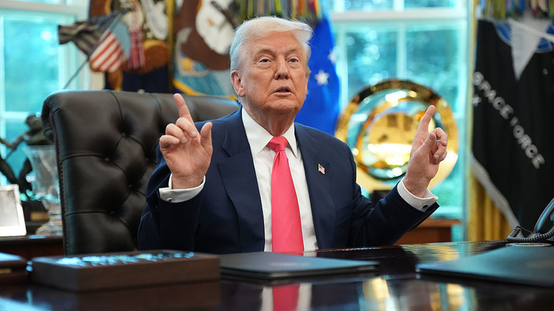 Le président américain Donald Trump s’engage à supprimer le vote par correspondance et les machines à voter aux États-Unis avant les élections de mi-mandat de 2026. Il affirme que cette décision fait suite à des conseils du président russe Vladimir Poutine, qui lui a confié ses inquiétudes au sujet des fraudes électorales. Donald Trump a annoncé son intention de signer un décret présidentiel pour interdire le vote par correspondance et les machines de vote électronique aux États-Unis. Selon ses propos publiés le 18 août sur sa plateforme Truth Social, il souhaite « ramener l’honnêteté » dans les élections à venir, affirmant que les démocrates « trichent à un niveau jamais vu auparavant ». Trump a également dénoncé les machines électroniques qu’il juge « extrêmement inexactes, très chères et controversées », préférant les bulletins papier avec filigrane, qu’il décrit comme plus fiables et plus rapides. « Nous sommes désormais le seul pays au monde à utiliser le vote par correspondance. Tous les autres y ont renoncé à cause de la fraude massive », a-t-il déclaré. Le président a précisé qu’il signerait un décret en ce sens avant les élections de mi-mandat de 2026. « Les États ne sont que des agents du gouvernement fédéral dans le comptage et la transmission des résultats. Ils doivent faire ce que le président leur dit, pour le bien du pays », a-t-il ajouté. Un soutien affiché de Vladimir Poutine Cette initiative trouve son origine dans une discussion avec Vladimir Poutine. Lors de leur rencontre du 15 août à Anchorage, en Alaska, Trump a expliqué à Fox News que le président russe partageait ses inquiétudes sur le vote par correspondance. « Poutine, un homme intelligent, estime qu’on ne peut pas organiser des élections honnêtes avec le vote par courrier », a rapporté Trump. Certains affirment que c’est cette méthode qui aurait permis les fraudes lors de la présidentielle de 2020, conduisant à la défaite de Trump face à Joe Biden. Pour Vladimir Poutine, aucun pays sérieux ne s’appuie sur ce système de vote, jugé incontrôlable. Une mesure controversée mais assumée Cette décision suscitera des recours devant les tribunaux. Des experts juridiques rappellent que les règles électorales sont sous l’autorité des États. Cependant, Trump insiste : « Nous commencerons cet effort, malgré l’opposition farouche des démocrates, en signant un décret pour garantir l’honnêteté des élections de 2026 ». Il ne s’agit pas d’une première tentative. Un précédent décret signé en mars 2025 pour restreindre le vote avait été bloqué par la justice. Cela n’empêche pas Trump de poursuivre son objectif, porté par sa volonté affichée de restaurer la confiance dans le système électoral. À ses yeux, seule une réforme profonde, basée sur le papier et la transparence, permettra d’éviter la répétition des erreurs passées. « Le bulletin papier avec filigrane, c’est ce qui fonctionne, c’est ce qui rassure, c’est ce qui empêche la triche », a-t-il conclu sur Truth Social.