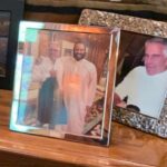 À la caméra : le prince saoudien MBS rit et pose avec le délinquant sexuel Jeffrey Epstein | La nouvelle déclaration de Trump Un nouveau reportage du New York Times révèle une photo encadrée du prince héritier saoudien Mohammed ben Salmane dans la demeure new-yorkaise de Jeffrey Epstein. L'image, retrouvée parmi des portraits de personnalités internationales influentes, a déclenché une vague d'indignation et de spéculations en ligne. À voir.