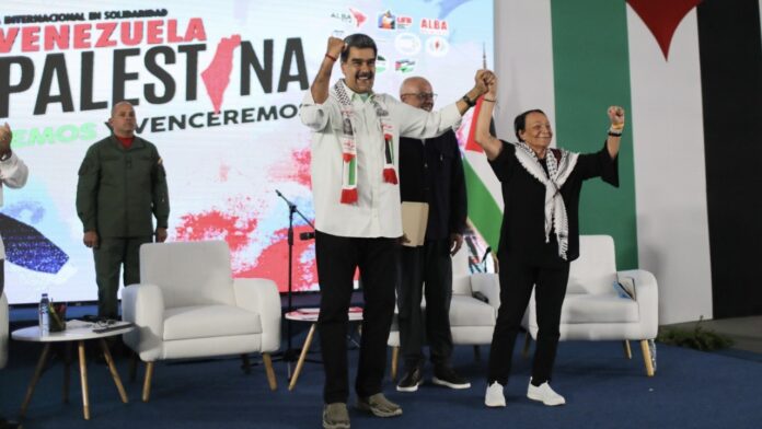 Caracas, au Venezuela, a accueilli un rassemblement historique de solidarité avec la cause palestinienne à l'occasion de la Journée internationale de solidarité avec le peuple palestinien, le vendredi 29 novembre. Le président vénézuélien Nicolás Maduro a présidé la Conférence internationale de solidarité avec la Palestine, un événement qui a réuni des délégués de 53 pays, 119 organisations et plus de 250 participants, tous engagés dans la défense des droits du peuple palestinien. Le slogan de la conférence était : « Du Venezuela à la Palestine : nous vivrons et nous triompherons ! » Lors de la conférence, qui s’est tenue à Caracas jusqu’au 30 novembre, le Venezuela s’est consolidé comme un épicentre de la solidarité mondiale, promouvant la lutte pour la justice et l’indépendance de la Palestine. Des mots de résistance et d'unité L'événement a été inauguré par le ministre du Pouvoir populaire et des Affaires étrangères, Yván Gil, qui a souligné l'importance de la résistance palestinienne dans la lutte contre l'impérialisme. « Les martyrs palestiniens sont nos martyrs, et leur combat est notre combat », a-t-il affirmé. De son côté, l'ambassadeur palestinien au Venezuela, Fadi Alzaben, a remercié le gouvernement et le peuple vénézuéliens pour leur solidarité et a rappelé les plus de 70 ans de lutte du peuple palestinien contre l'occupation sioniste et le colonialisme, appelant la communauté internationale à agir fermement pour arrêter le génocide à Gaza. La dirigeante palestinienne historique Leila Khaled a prononcé un discours passionné dans lequel elle a souligné le lien entre la lutte palestinienne et la révolution bolivarienne. « Nous sommes fiers du président Maduro et du Venezuela, un peuple qui comprend le sens de la liberté et de la dignité. C'est une bataille de libération, et nous la gagnerons », a déclaré Khaled. Elle a déclaré : « Lorsque nous venons au Venezuela, nous sommes dans notre seconde patrie, là où réside notre dignité, auprès d'un peuple qui a élu un président d'une grande dignité, Nicolas Maduro. Lorsque nous venons ici, nous nous parlons de cœur à cœur, car nous connaissons le sens de la liberté dont vous jouissez aujourd'hui et nous aspirons à vivre la même liberté que vous. » Du plaidoyer à l’action Tout au long de la conférence, intellectuels, militants et défenseurs du droit à l'existence des Palestiniens ont souligné la nécessité d'une action coordonnée pour faire face à l'occupation israélienne et aux crimes de guerre. L'urgence de renforcer le militantisme populaire, les campagnes médiatiques et les efforts diplomatiques pour amplifier la voix du peuple palestinien a été soulignée. Le président Nicolas Maduro a également œuvré en faveur de la construction d'un réseau international de propagande qui dise la vérité sur la Palestine afin de contrebalancer la lutte dans les médias et les réseaux sociaux, dénonçant les campagnes de désinformation menées par les élites impérialistes. « Nous détruirons le fascisme par la vérité ! » a-t-il affirmé. Maduro a souligné l’importance des réseaux sociaux comme outils clés dans la bataille communicationnelle, soulignant la planification des guerres cognitives par les États-Unis et Israël pour contrôler les esprits humains et faire taire la cause palestinienne. Un message de résistance et d'espoir À l'issue de la conférence, les participants ont visité le 4F- Cuartel de la Montaña , lieu de repos de l'ancien dirigeant vénézuélien Hugo Chávez, ainsi que plusieurs communes de la capitale. Les activités se sont conclues par un appel fort à la solidarité et à l'action. Les participants se sont engagés à renforcer les mouvements mondiaux pour la justice et à perpétuer la mémoire des martyrs qui ont lutté pour la liberté, tels que le commandant Hugo Chávez, Simón Bolívar et Che Guevara.
