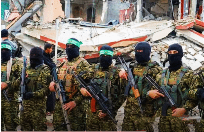 Brigades al-Qassam : L’attaque s’est poursuivie pendant plusieurs heures, et nos combattants ont surveillé les hélicoptères qui évacuaient les soldats tués et blessés Brigades al-Qassam : Immédiatement après l’arrivée des secours israéliens, l’un des kamikazes s’est fait exploser parmi les soldats sionistes, les tuant et les blessant