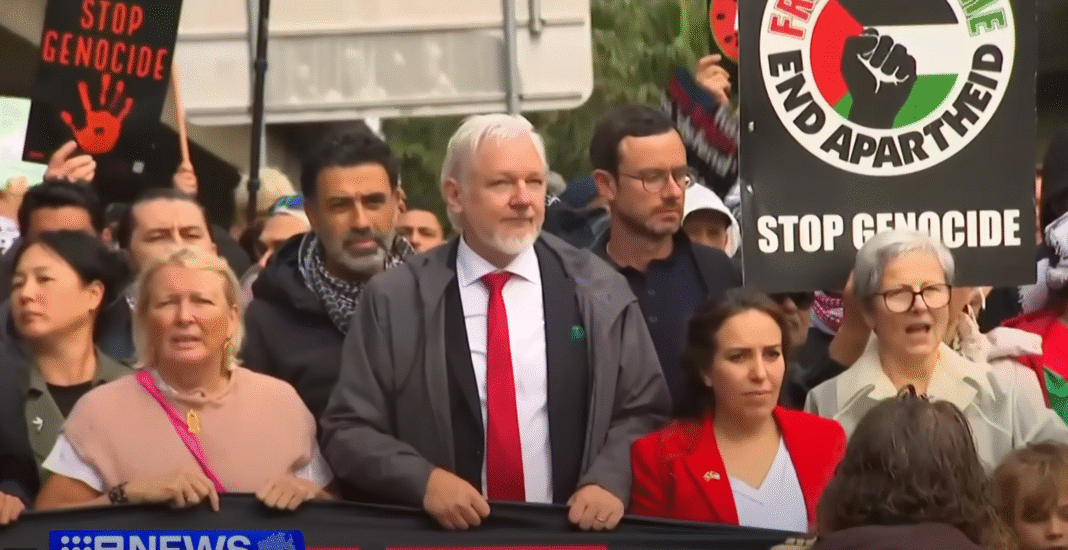 Israël commet un génocide à Gaza. Israël agit systématiquement et délibérément pour détruire la société palestinienne dans la bande de Gaza. Le rapport « Notre génocide » s'appuie sur la documentation et les recherches menées par des Palestiniens et des Juifs israéliens, œuvrant ensemble dans un engagement moral commun en faveur des droits humains. Le génocide est la destruction violente et délibérée d'un groupe distinct, en tout ou en partie, ou une tentative de le détruire, que ce soit physiquement, socialement ou économiquement. Il ne nécessite pas le massacre de tous les membres du groupe, mais désigne plutôt tout acte commis dans le but de détruire la société et de rendre son existence impossible. Israël inflige un système de destruction totale à Gaza : – Massacre de civils – Déplacement forcé de millions de personnes – Destruction de maisons et d'infrastructures – La famine comme arme – Bombardement d'hôpitaux et de cliniques – Suppression d'écoles, d'universités et d'institutions culturelles – Effondrement de tout système civil qui soutient la vie Il ne s'agit pas de « dommages collatéraux ». Il s'agit du démantèlement délibéré d'une société. Le génocide ne concerne pas seulement ce qui est fait, mais aussi les raisons pour lesquelles il est fait. À Gaza, la destruction ne se limite pas aux cibles militaires, elle vise la vie même des Palestiniens. Des civils sont tués parce qu'ils sont Palestiniens. Des enfants meurent de faim parce qu'ils sont Palestiniens. Des maisons sont rasées non pas pour gagner une bataille, mais pour garantir qu'il n'y ait plus de vie possible. Le génocide à Gaza ne peut être compris isolément. Il s'appuie sur des décennies d'occupation, d'apartheid et de déshumanisation systématique des Palestiniens. Le régime israélien de suprématie juive a posé les bases idéologiques et politiques de ce moment, passant de la domination à l'effacement. L'horrible attaque menée par le Hamas le 7 octobre 2023 a accéléré un processus déjà en cours et a servi de catalyseur au régime israélien pour passer d'un système de contrôle violent à un génocide manifeste. Le traumatisme subi par la société israélienne et la peur qu'il a engendrée ont été instrumentalisés par le gouvernement extrémiste d'extrême droite israélien pour promouvoir des politiques que des acteurs clés cherchaient depuis longtemps à mettre en œuvre. Ils ont fourni la justification de chaque action entreprise par Israël à Gaza depuis. Le langage de la vengeance et de l'élimination est devenu courant dans le discours israélien, comme l'ont explicitement déclaré de hauts responsables politiques et militaires. Les actions de l'armée israélienne à Gaza ne constituaient pas une déviation, mais l'exécution directe et quasi mot pour mot de ces menaces. Le même régime, ses commandants et son armée intensifient également la violence en Cisjordanie, à Jérusalem-Est et en Israël. Dans toutes ces régions, les Palestiniens sont confrontés à une violence croissante, à des déplacements forcés et à des punitions collectives. Si le génocide est commis à Gaza, un déclencheur approprié pourrait le propager rapidement à d'autres zones contrôlées par Israël. Aucun mécanisme n'est en place pour empêcher Israël de nuire aux Palestiniens, qui se retrouvent sans protection.Il s'agit d'un génocide, et il se déroule en ce moment même, en temps réel et au vu et au su du monde entier. Il faut dénoncer ce génocide et tout mettre en œuvre pour l'arrêter. Il ne peut y avoir aucune justification ni explication à un génocide. Lire le rapport complet, « Notre génocide » >>