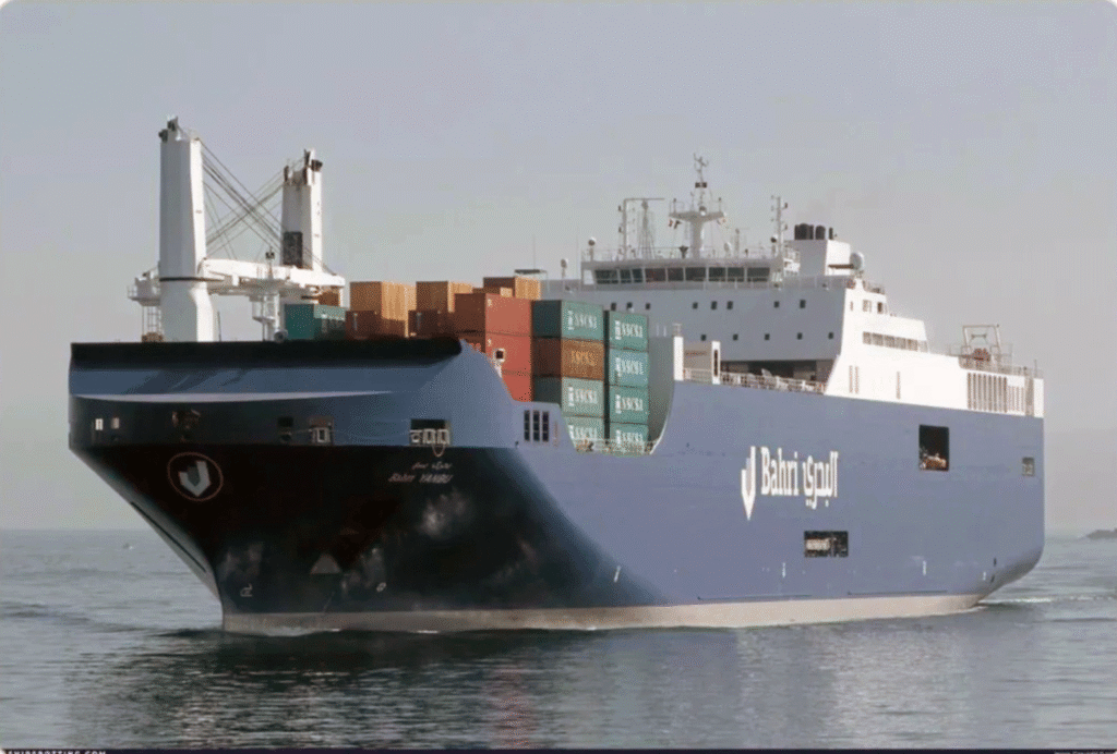 Les dockers du port italien de Gênes ont  bloqué le passage d'un navire saoudien transportant des armes destinées à Israël.
Le Bahri Yanbu, exploité par la compagnie maritime saoudienne Bahri et parti de Baltimore, dans le Maryland, devait embarquer du matériel militaire fabriqué par le groupe italien Leonardo, notamment un canon Oto Melara destiné à Abu Dhabi, ainsi que des chars et d'autres armes lourdes déjà stockées dans la zone portuaire.
Des inspections de routine ont révélé que le navire transportait des armes et des munitions à destination d'Israël, une fois que 40 dockers étaient montés à bord.
"Nous ne sommes pas là pour faire la guerre", a déclaré José Nivoi, du Collectif autonome des travailleurs portuaires et du syndicat Sindacale di Base, ajoutant que les autorités portuaires ont promis d'ouvrir des consultations en vue de la création d'un "observatoire permanent sur le trafic d'armes".
Les dirigeants syndicaux italiens ont averti que la manutention de telles cargaisons constitue une complicité dans les crimes de guerre commis par Israël dans la bande de Gaza, et ont promis de bloquer "par tous les moyens" le déchargement d'armes destinées à des zones de guerre.
Les dockers de Gênes avaient déjà intercepté une cargaison d'armes similaire sur le même navire en 2019.
