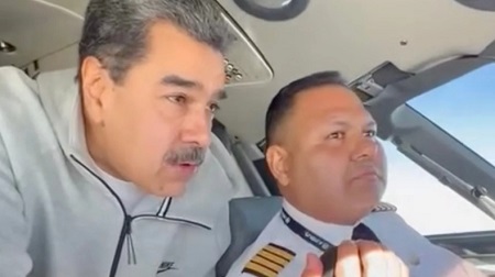 moduro Sur cette image tirée d'une vidéo publiée sur le compte Facebook du président vénézuélien le 15 décembre 2023, Maduro se tient derrière le pilote, le général Bitner Villegas, dans le cockpit d'un avion. En savoir plus sur RT en français: https://francais.rt.com/international/126841-etats-unis-auraient-tente-d-enlever-nicolas-maduro-en-recrutant-son-pilote-d-avion
