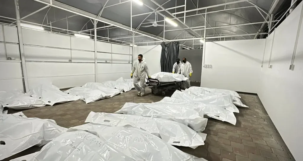 L’examen médico-légal des 120 corps restitués révèle des preuves évidentes de torture et de probable vol d’organes.
Les organisations de défense des droits de l’homme et les experts médicaux ont condamné l’état dans lequel se trouvaient les 120 corps palestiniens remis par Israël à Gaza, soulignant que nombre d’entre eux présentaient des « preuves évidentes » de torture et la possibilité d’un vol d’organes.Le bureau des médias du gouvernement à Gaza a déclaré que les examens officiels ont montré que la plupart des corps palestiniens récupérés présentaient des signes de torture systématique, d’exécutions sur le terrain et d’écrasements.Les corps non identifiés ont été restitués en trois lots, 45 corps ayant été remis mardi, 45 autres mercredi et 30 jeudi.Muneer Alboursh, directeur général du ministère de la Santé à Gaza, a décrit les corps dans un message publié sur X comme étant « ligotés comme des animaux, les yeux bandés et portant des traces horribles de torture et de brûlures qui révèlent l’ampleur des crimes commis en secret 