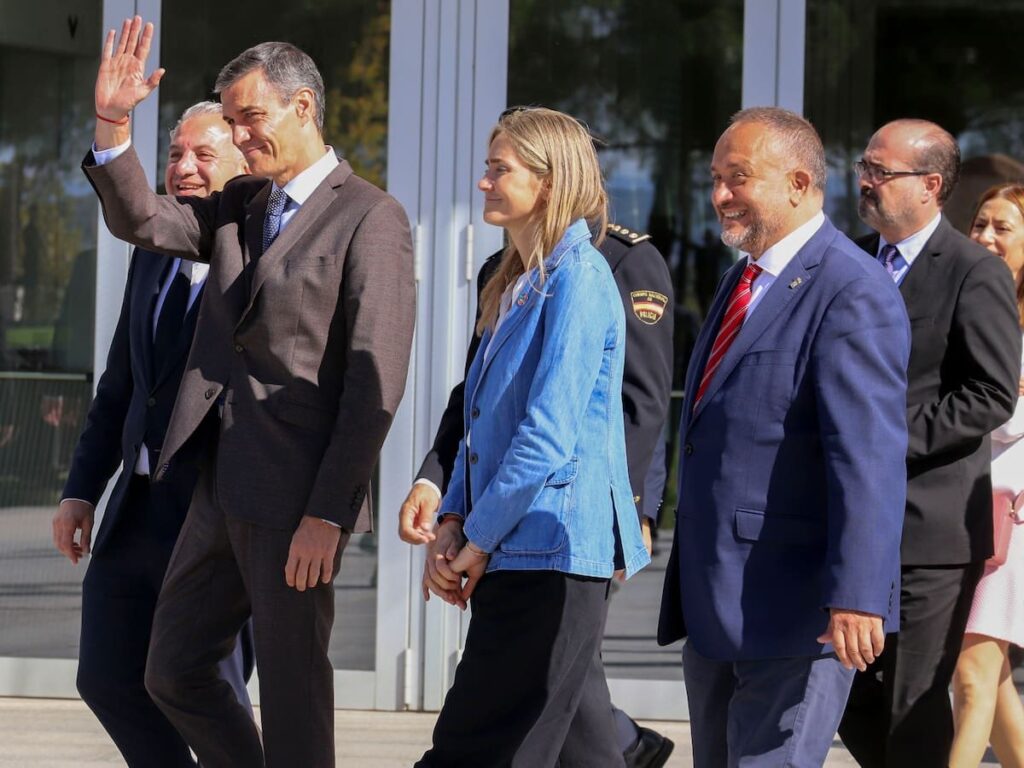 Le Premier ministre espagnol Pedro Sánchez a déclaré que les responsables de la destruction de Gaza devaient être poursuivis, soulignant que « la paix ne peut pas signifier l’oubli ». S’adressant à la plus grande chaîne de radio espagnole, Cadena SER, il a déclaré qu’il ne devrait pas y avoir d’impunité pour les principaux acteurs du génocide perpétré à Gaza, citant les affaires en cours de la CPI contre les dirigeants israéliens. L’Espagne a été l’un des critiques les plus virulents de l’Europe à l’égard de la guerre de deux ans d’Israël à Gaza, Sánchez ayant explicitement qualifié le mois dernier les actions d’Israël de génocide.