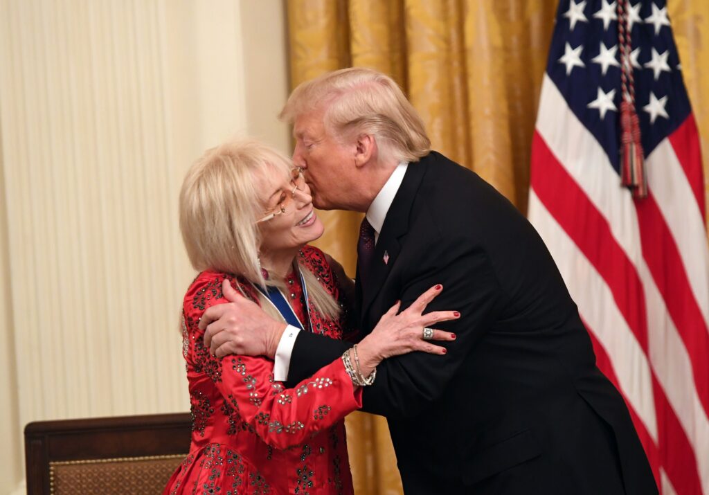 Le président américain Donald Trump remet la Médaille présidentielle de la Liberté au docteur Miriam Adelson à la Maison-Blanche, à Washington, le 16 novembre 2018. Cette médaille est la plus haute distinction civile des États-Unis. (Photo : SAUL LOEB / AFP) (Crédit photo : SAUL LOEB/AFP/Getty Images)