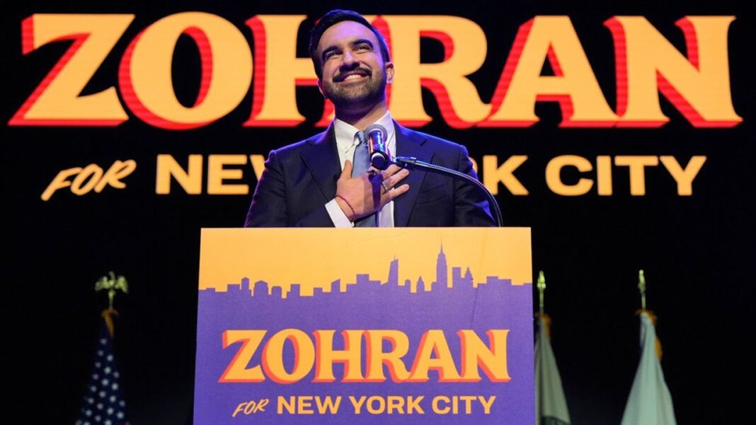 Zohran Mamdani parle lors d’un discours de victoire lors d’une soirée de veille des élections municipales, le mardi 4 novembre 2025, à New York. (AP Photo/Yuki Iwamura) Zohran Mamdani parle lors d’un discours de victoire lors d’une soirée de veille des élections municipales, le mardi 4 novembre 2025, à New York. (AP Photo/Yuki Iwamura)