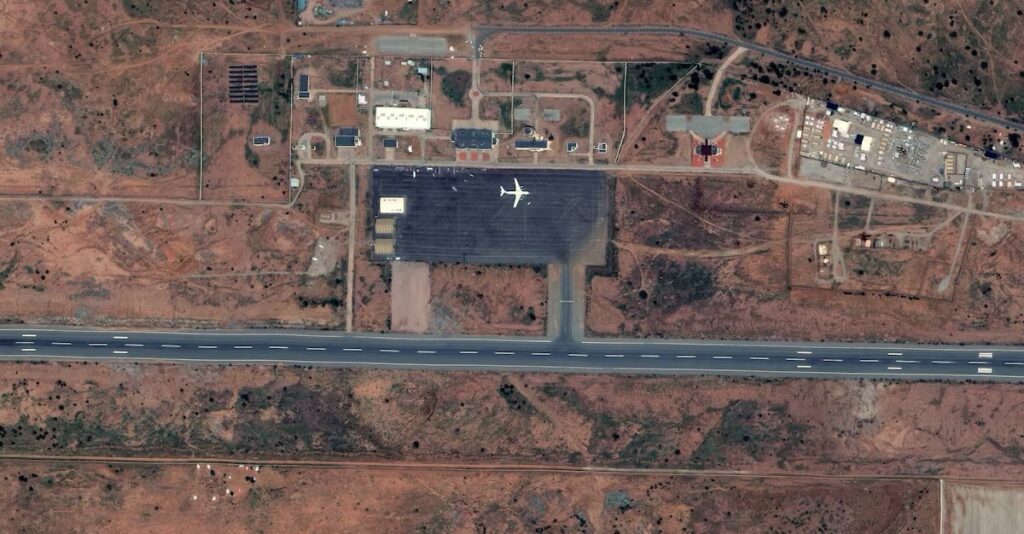 Maintenant, les Émirats 🇦🇪. Là, on est dans le dur 2023-2025. Les rapports ONU, les enquêtes Reuters et les dossiers soumis au Conseil de sécurité racontent tous la même chose : des dizaines de vols cargo au départ des Émirats vers une piste au Tchad, très près de la frontière soudanaise → matériel qui finit entre les mains du RSF. Les Émirats disent “aide humanitaire”. Les images et les experts disent “matériel militaire”.https://reuters.com/world/uae-flights-flood-airstrip-un-says-supplies-weapons-sudan-rebels-2024-12-12/