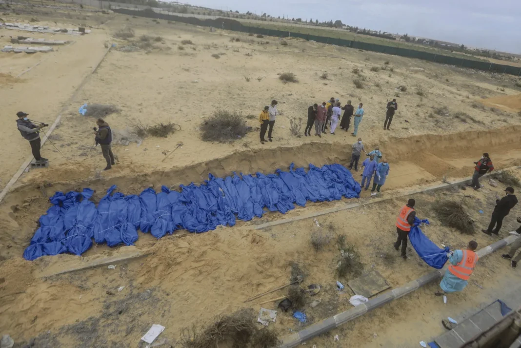 rapport secret américain pointant les crimes de l’armée israélienne à Gaza C’est un document classifié, dont les informations qu’il contient pourraient se révéler explosives. Révélé par le Washington Post, un rapport secret établi par le Bureau de l’Inspecteur général du département d’État des États-Unis, au plus haut niveau donc de la diplomatie américaine, recense « plusieurs centaines » de violations des droits humains commis par l’armée israélienne dans la bande de Gaza. C’est la première fois qu’un rapport émanant du gouvernement des États-Unis reconnaît les crimes commis par les actions de l’armée israélienne.