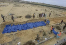 À Gaza, un génocide par les forces d’occupation de la palestine rapport secret américain pointant les crimes de l’armée israélienne à Gaza C’est un document classifié, dont les informations qu’il contient pourraient se révéler explosives. Révélé par le Washington Post, un rapport secret établi par le Bureau de l’Inspecteur général du département d’État des États-Unis, au plus haut niveau donc de la diplomatie américaine, recense « plusieurs centaines » de violations des droits humains commis par l’armée israélienne dans la bande de Gaza. C’est la première fois qu’un rapport émanant du gouvernement des États-Unis reconnaît les crimes commis par les actions de l’armée israélienne.