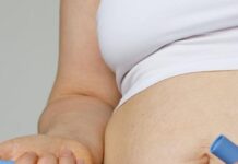 Je suis tombée enceinte sous Ozempic ont fait leur apparition. Beaucoup parlaient de grossesses soudaines et inattendues, et le terme de « bébé Ozempic » est entré dans l’usage. Indication de l'AMM : « OZEMPIC est indiqué chez les adultes pour le traite- ment du diabète de type 2 insuffisamment contrôlé en complément d'un régime alimentaire et d'une activité physique : - en monothérapie, quand l'utilisation de la metformine est considérée comme inappropriée en raison d'une intolérance ou